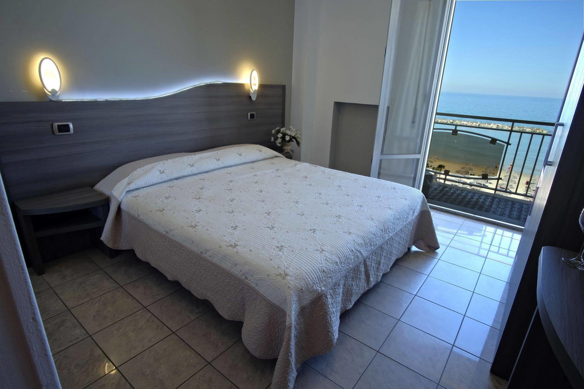 Hotel La Perla Cupra Marittima Exterior foto
